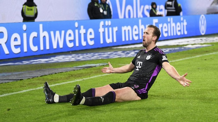 Soccer Football - Bundesliga - VfL Wolfsburg v Bayern Munich - Volkswagen Arena, Wolfsburg, Germany - December 20, 2023 Bayern Munichs Harry Kane celebrates scoring their second goal REUTERS/Fabian Bimmer DFL REGULATIONS PROHIBIT ANY USE OF PHOTOGRAPHS AS IMAGE SEQUENCES AND/OR QUASI-VIDEO.
