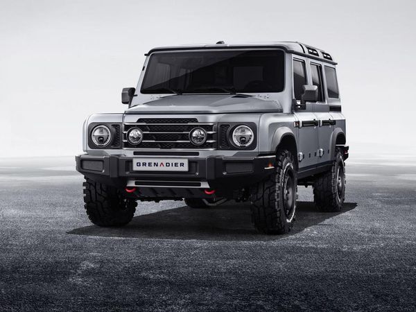 Tampang Mobil Tiruan Land Rover Defender, Merek yang Dimiliki Bos Baru MU