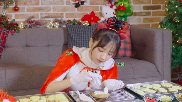 Jisoo BLACKPINK Tebar Keceriaan Natal dengan Bagikan Kue