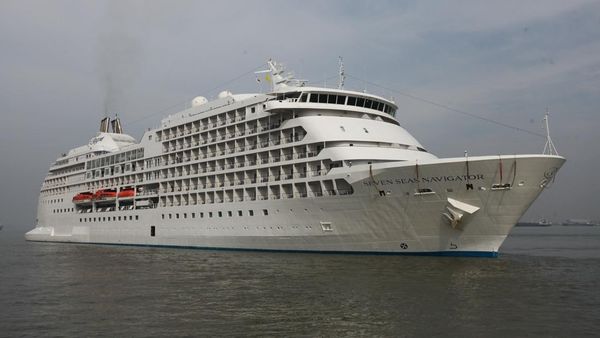 Wow! Kapal Pesiar Raksasa Berlabuh di Surabaya