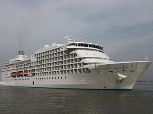 Wow! Kapal Pesiar Raksasa Berlabuh di Surabaya