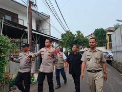 Libur Natal, Kapolsek Mampang Patroli Cek Rumah Warga yang Ditinggal Mudik