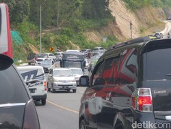 Pantai Trenggalek Diserbu Wisatawan, Parkiran Meluber hingga ke Jalan Raya