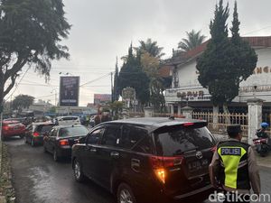 Simpang 4 Mandoran Arah Telaga Sarangan Merayap, Polisi Buka Tutup Jalan