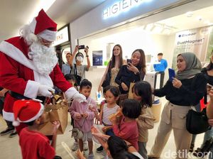 Kemeriahan Natal di Pusat Perbelanjaan