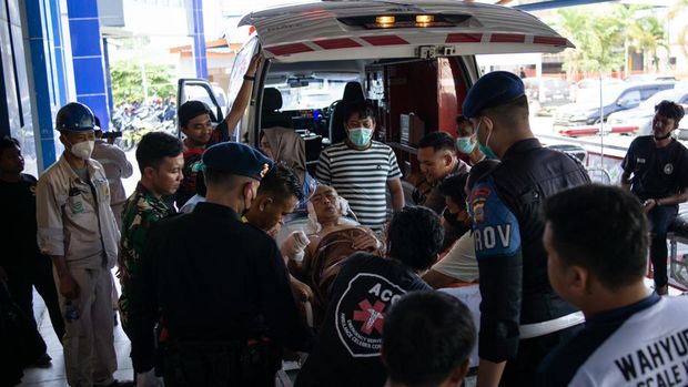A Chinese worker who was injured in the explosion at a nickel smelter furnace is brought to the Morowali Regional General Hospital in Central Sulawesi on December 24, 2023. At least 13 people were killed and 38 injured in eastern Indonesia on December 24 in an explosion at a Chinese-funded nickel-processing plant, the owner of the industrial park that hosts the facility said. (Photo by AFP)