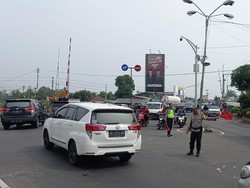 Lalu Lintas Libur Nataru di Simpang Tiga Mengkreng Mulai Meningkat