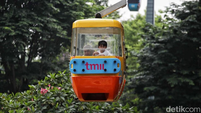 Libur Natal, TMII Ramai Pengunjung Taman Mini Indonesia Indah (TMII), Jakarta, jadi kawasan warga berlibur dikala Natal 2023. Pengunjung ramai tiba ke TMII.