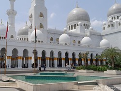 Masjid Raya Sheikh Zayed Solo Sediakan 10 Ribu Takjil Tiap Hari