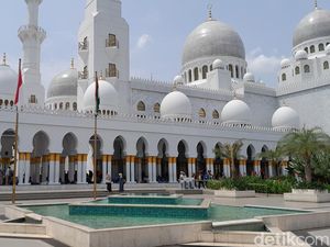 Masjid Raya Sheikh Zayed Solo Sediakan 10 Ribu Takjil Tiap Hari Masjid Raya Sheikh Zayed Solo Sediakan 10 Ribu Takjil Tiap Hari