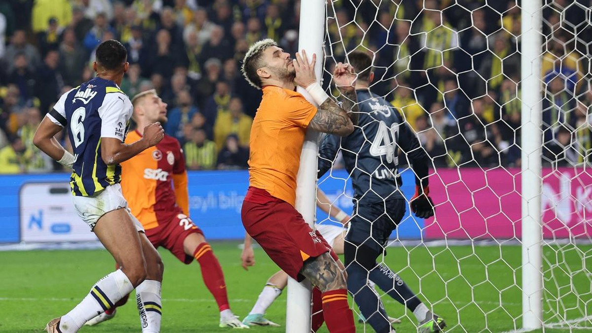 Mauro Icardi membentur tiang gawang di laga Fenerbahce vs Galatasaray. (Foto: REUTERS/UMIT BEKTAS)