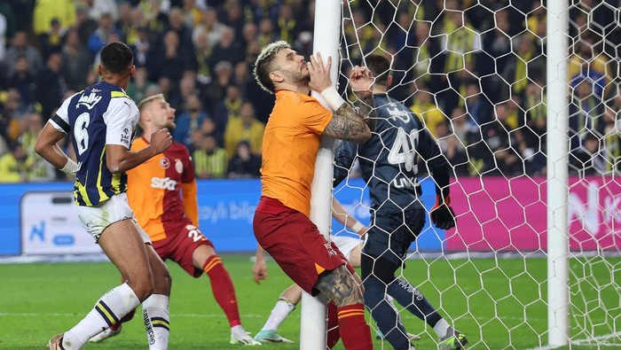 Soccer Football - Super Lig - Fenerbahce v Galatasaray - Sukru Saracoglu Stadium, Istanbul, Turkey - December 24, 2023 Galatasarays Mauro Icardi collides with a goal post REUTERS/Umit Bektas