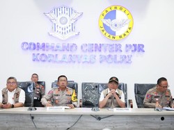 Menko PMK Cek Command Center PJR, Pantau Langsung Lalin Libur Nataru