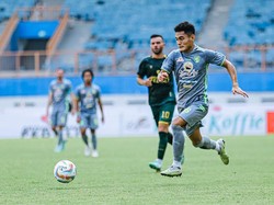 Natal Istimewa Bek Persebaya Mikael Tata Bersama Keluarga di Jayapura