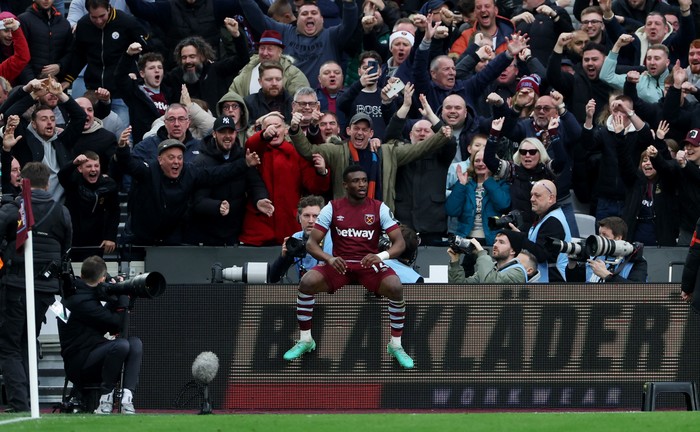 Soccer Football - Premier League - West Ham United v Manchester United - London Stadium, London, Britain - December 23, 2023  West Ham Uniteds Mohammed Kudus celebrates scoring their second goal REUTERS/Hannah Mckay NO USE WITH UNAUTHORIZED AUDIO, VIDEO, DATA, FIXTURE LISTS, CLUB/LEAGUE LOGOS OR LIVE SERVICES. ONLINE IN-MATCH USE LIMITED TO 45 IMAGES, NO VIDEO EMULATION. NO USE IN BETTING, GAMES OR SINGLE CLUB/LEAGUE/PLAYER PUBLICATIONS.