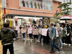 PKL Dalem Kaum Bandung Unjuk Rasa di Tengah Hujan