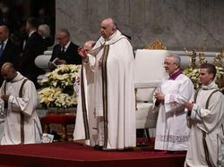 Paus Fransiskus Serukan Perdamaian di Misa Natal, Singgung Perang Israel