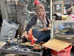 Jualan Sate di Samping Gereja, Puji Raup Untung hingga Rp5 Juta Setiap Natal