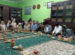 Anies Sowan ke Ponpes Al Falahiyyah Sleman: Dibekali Doa Bu Nyai