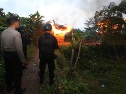 Polda Sumut Bakar 7 Gubuk Judi-Narkoba di Sibolangit, 17 Orang Ditangkap