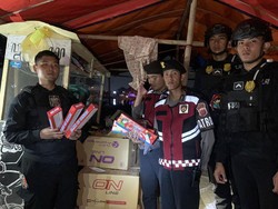 Polisi Bongkar Gudang Petasan Berkedok Warung Es Batu Jelang Tahun Baru