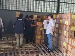 3 Kontainer Surat Suara Pemilu 2024 Tiba di Sumedang