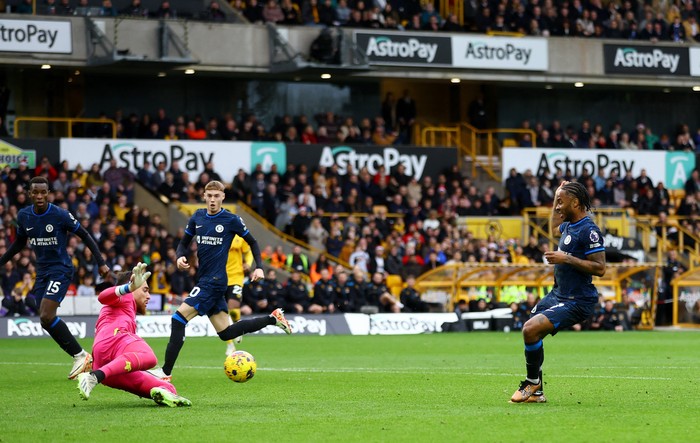 Raheem Sterling Soccer Football - Premier League - Wolverhampton Wanderers v Chelsea - Molineux Stadium, Wolverhampton, Britain - December 24, 2023 Chelsea's Raheem Sterling has a chance to score saved by Wolverhampton Wanderers' Jose Sa REUTERS/Carl Recine NO USE WITH UNAUTHORIZED AUDIO, VIDEO, DATA, FIXTURE LISTS, CLUB/LEAGUE LOGOS OR 'LIVE' SERVICES. ONLINE IN-MATCH USE LIMITED TO 45 IMAGES, NO VIDEO EMULATION. NO USE IN BETTING, GAMES OR SINGLE CLUB/LEAGUE/PLAYER PUBLICATIONS.
