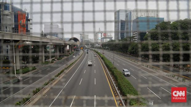 Suasana lalu lintas lengang saat libur Hari Natal di Jakarta, Senin 25 Desember 2023. Dinas Perhubungan DKI Jakarta meniadakan kebijakan ganjil genap alias gage selama perayaan Natal tahun ini. Ganjil genap ditiadakan selama dua hari, yaitu pada 25 dan 26 Desember 2023. CNN Indonesia/Safir Makki