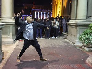 Rusuh Demo Tuntut Pemilu Serbia Dibatalkan, Balkot Belgrade Dilempari Batu Rusuh Demo Tuntut Pemilu Serbia Dibatalkan, Balkot Belgrade Dilempari Batu