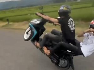 Remaja di Soppeng Bikin Konten Freestyle Motor Berujung Ditilang Remaja di Soppeng Bikin Konten Freestyle Motor Berujung Ditilang