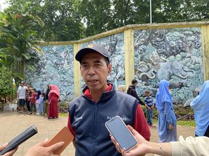 Viral Gorila Lempar Ranting ke Pengunjung, Ini Penjelasan Pihak Ragunan Viral Gorila Lempar Ranting ke Pengunjung, Ini Penjelasan Pihak Ragunan