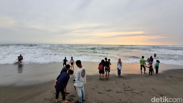 Suasana Pantai Parangtritis di Kapanewon Kretek, Kabupaten Bantul, saat Hari Raya Natal, Senin (25/12/2023).