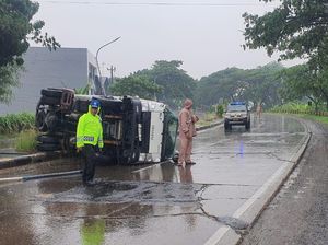 Hindari Pemotor, Truk Tangki Air Terguling di Lingkar Timur Kudus