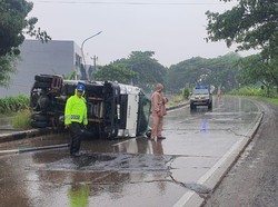 Hindari Pemotor, Truk Tangki Air Terguling di Lingkar Timur Kudus