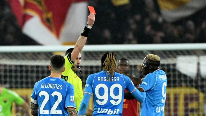 Soccer Football - Serie A - AS Roma v Napoli - Stadio Olimpico, Rome, Italy - December 23, 2023 Napolis Victor Osimhen is shown a red card by referee Andrea Colombo REUTERS/Alberto Lingria