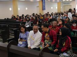 Momen Natal Walkot Eri Cahyadi Kunjungi 3 Gereja di Surabaya
