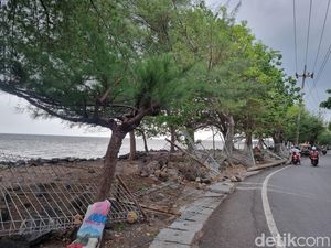 Kondisi Kenjeran Watu-watu Usai PKL Ngamuk, Pagar Rusak-Batu Disingkirkan Kondisi Kenjeran Watu-watu Usai PKL Ngamuk, Pagar Rusak-Batu Disingkirkan