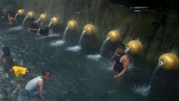Berendam di Air Panas Pancuran 13