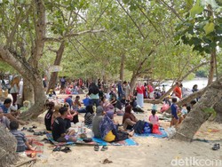 Pantai Trenggalek Dipadati Wisatawan, Antrean Mengular hingga ke Jalan Raya