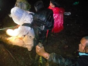 Kelelahan dan Kedinginan, 8 Pendaki Dievakuasi dari Gunung Dempo Kelelahan dan Kedinginan, 8 Pendaki Dievakuasi dari Gunung Dempo