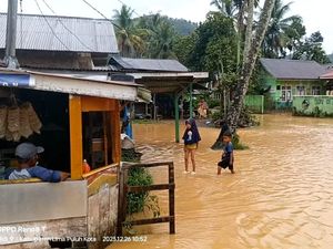 Banjir-Longsor Terjang Lima Puluh Kota Sumbar, 1 Pengendara Tewas Banjir-Longsor Terjang Lima Puluh Kota Sumbar, 1 Pengendara Tewas