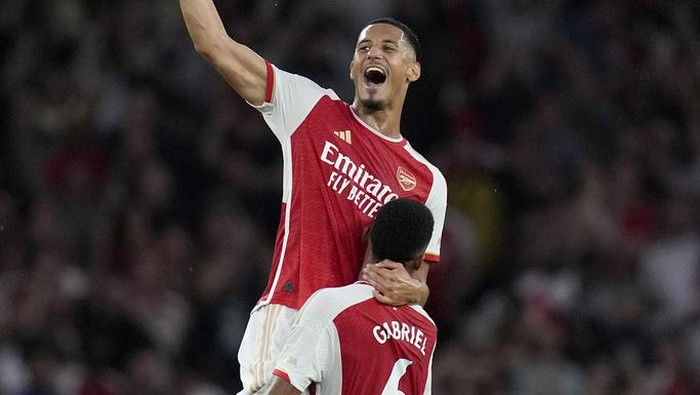 Arsenals William Saliba, top, and Arsenals Gabriel celebrate winning the English Premier League soccer match between Arsenal and Manchester City at the Emirates Stadium in London, Sunday, Oct. 8, 2023.(AP Photo/Kirsty Wigglesworth)