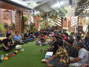 Gus Muhdlor Maafkan Pedemo yang Buang Sampah di Pendopo Sidoarjo Gus Muhdlor Maafkan Pedemo yang Buang Sampah di Pendopo Sidoarjo
