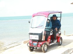 Momen Cak Fauzi Nikmati Pulau Gili Iyang Pakai Kendaraan Ramah Lingkungan