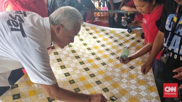 Calon Presiden (Capres) nomor urut 3 Ganjar Pranowo mendorong para pengrajin batik agar dapat menggandeng desainer pakaian untuk meningkatkan harga jual batik.