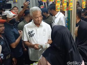 Ganjar Beli Racikan Wedang Uwuh Saat Kunjungi Pasar Jamu Nguter