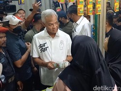 Ganjar Beli Racikan Wedang Uwuh Saat Kunjungi Pasar Jamu Nguter