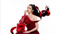 8 Gaya Selebriti Pakai Baju Merah, Tampil Festive Merayakan Natal 2023