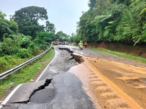 Penampakan Jalur Sumbar-Riau Amblas Akibat Longsor