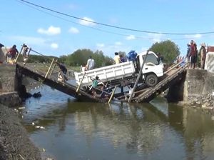 Jembatan Penghubung Antardesa di Maros Ambruk Saat Truk Melintas